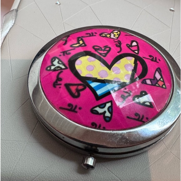 🎨 Vintage Stylish Retro and Artistic Romero Britto Heart Mirror Compact 🎨 - Picture 3 of 16